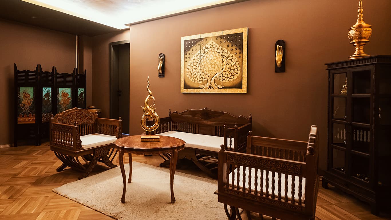 Thai terapeutkinja izvodi masažu uljem u Thai Centru Mali